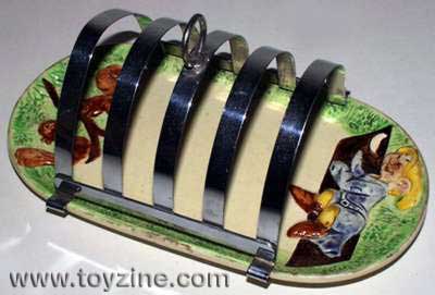 Snow White Wade Heath Toast Rack, 1940s England, in excellent condition